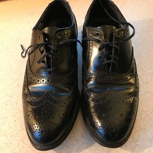 Hanover black leather wing tip Oxford shoes